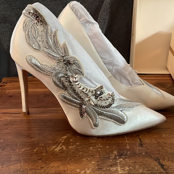 White silver Satin Vince Camuto Pumps - Picture 4 of 6